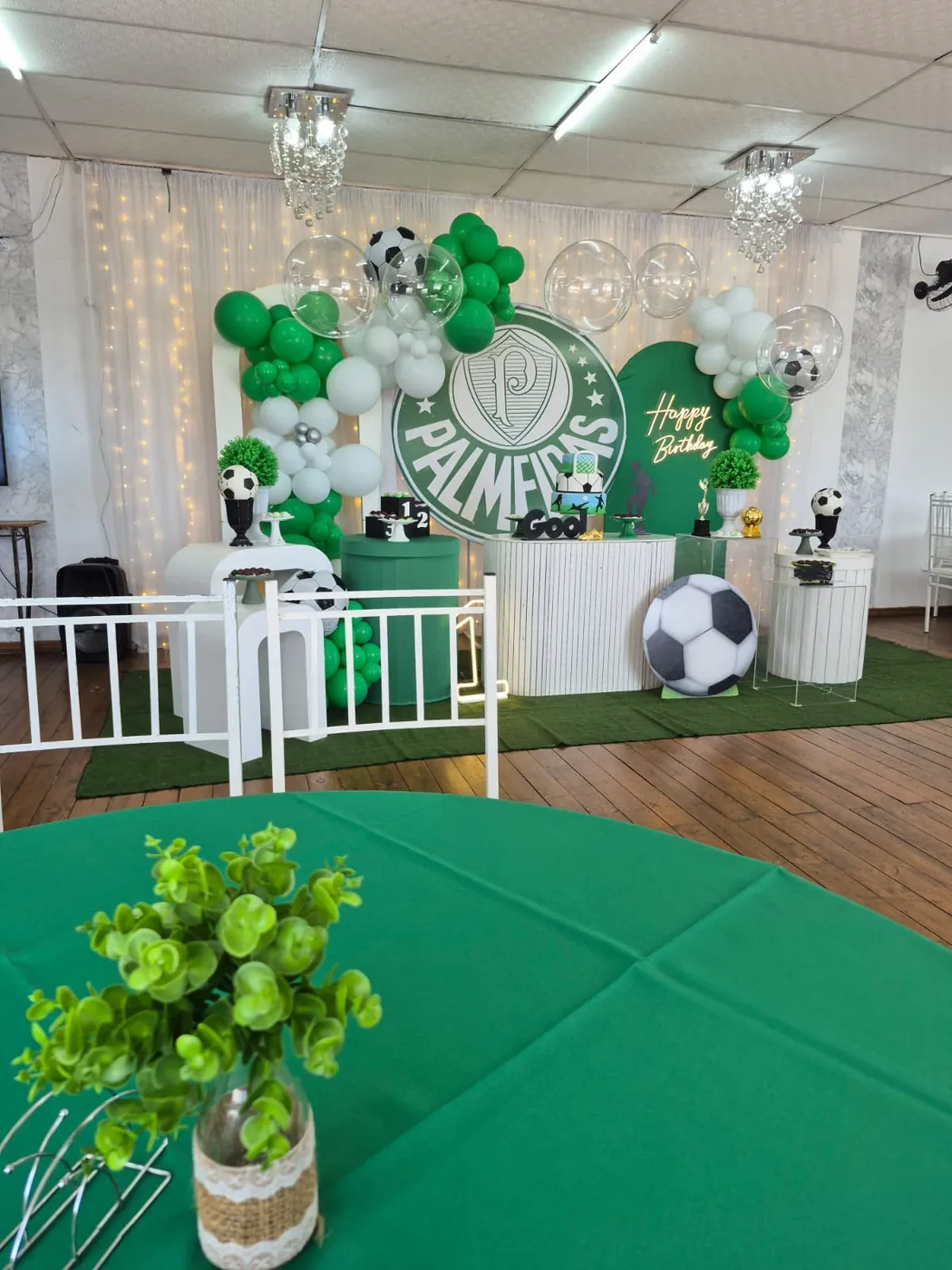 Decoração do Palmeiras com balões verdes e brancos e mesa com toalha verde