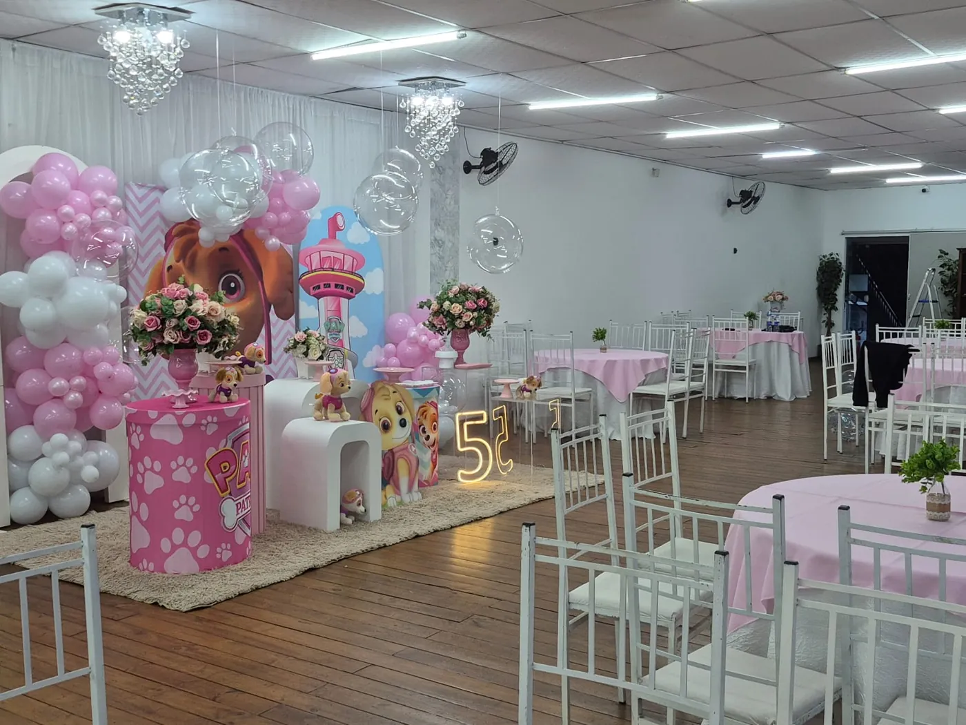 Decoração Patrulha Canina rosa com balões e mesas de toalha rosa