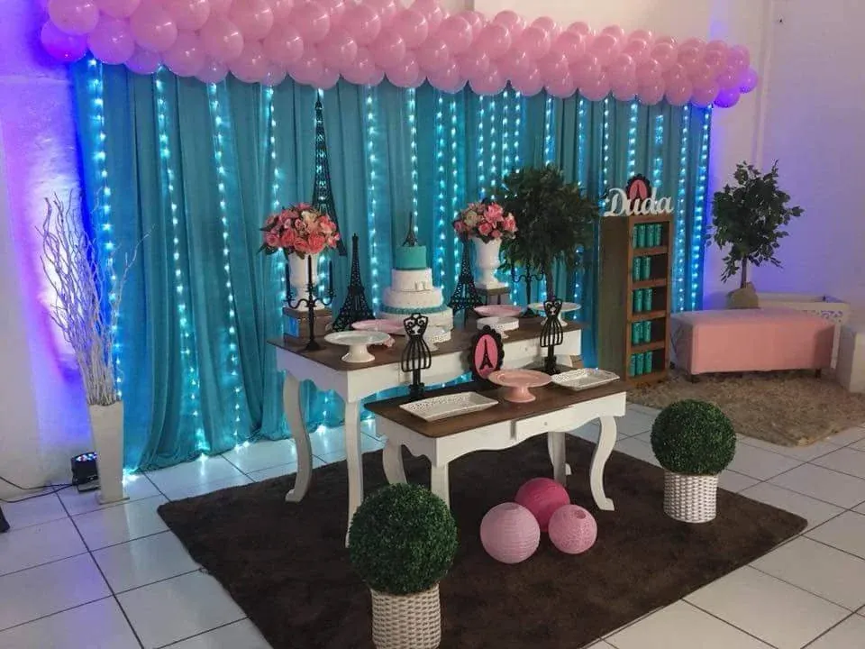 Decoração azul tiffany com cortina de luzes e arco de balões rosa